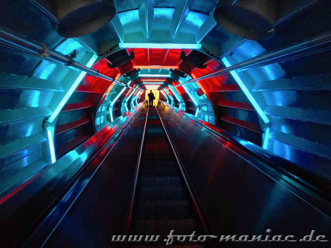 2020.04.28._Lichtspiele auf Rolltreppe im Atomium, das zu Brüssels Schokoladenseiten gehört
