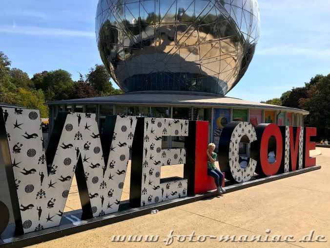 2020.04.28._Welcome-Buchstaben am Atomium, das zu Brüssels Schokoladenseiten gehörtl