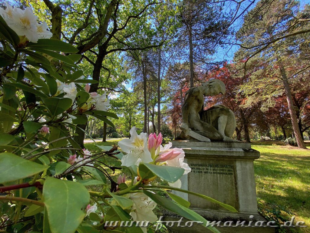 Knieender Gladiator hinter Rhododendron auf Südfriedhof in Leipzig