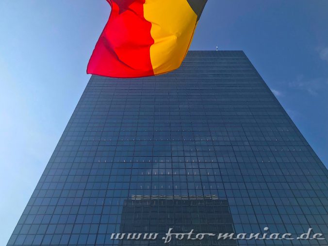Belgische Fahne vor Glasfassade in Bruessel