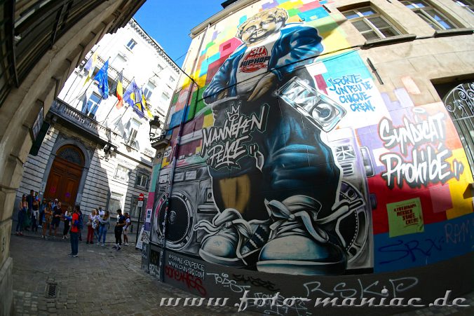 Manneken Pis auf einer Hauswand - Brüssels Schokoladenseiten