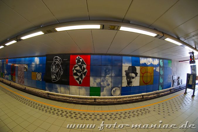 Grafiken in einer U-Bahn-Station in Bruessel