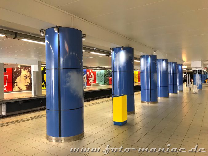 Blaue Säulen in einer U-Bahn-Station in Brüssel