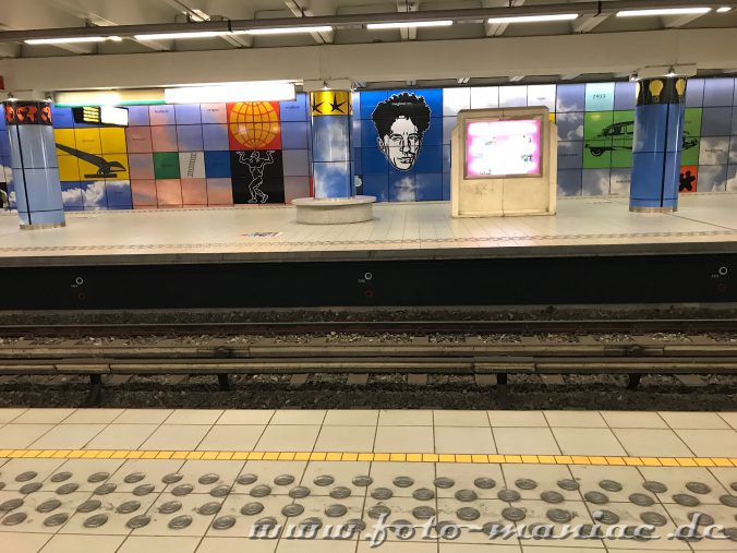 grafiken in einer U-Bahn-Station in Brüssel