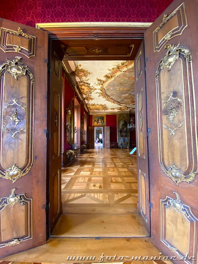 Tür vom Roten Eckkabinett in den Roten Salon der Heidecksburg in Rudolstadt
