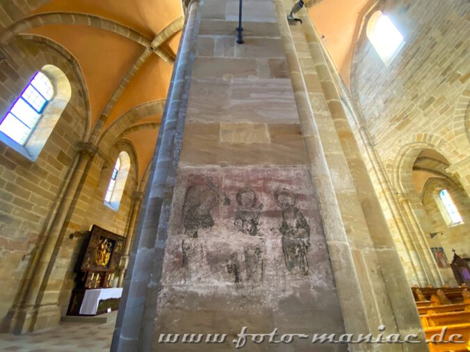 Die Bemalung am Pfeiler im Dom von Bamberg ist nur noch zu erahnen