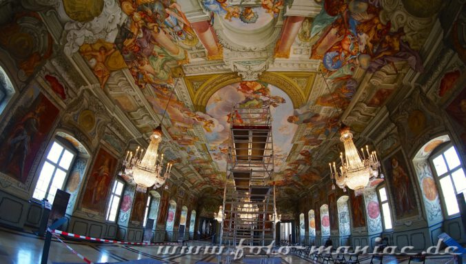 Die Decke des Kaisersaals in der Neuen Residenz in Bamberg ist mit bunten Fresken bemalt