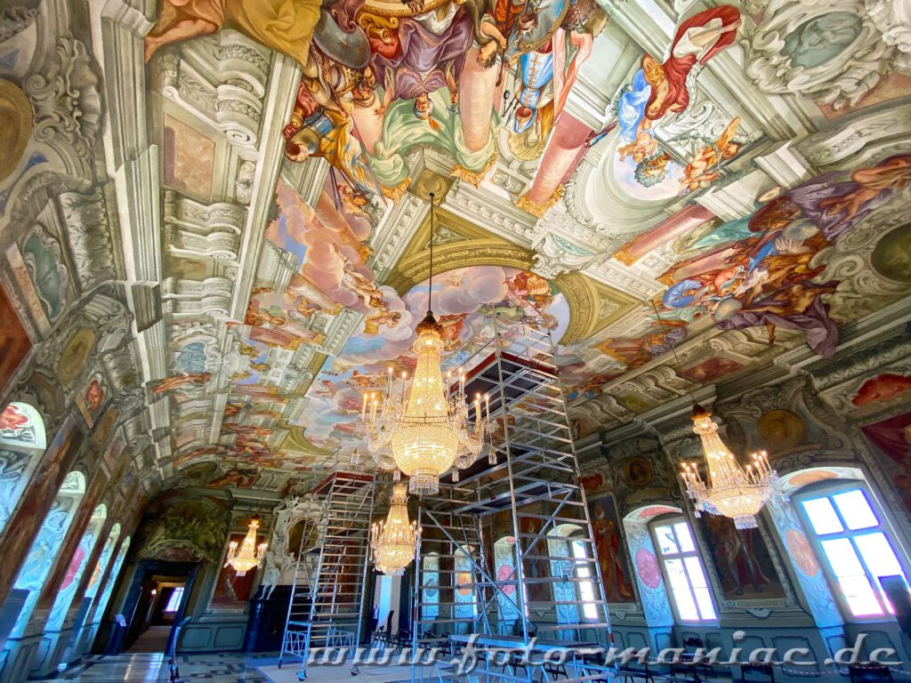 Bummel durchs beschauliche Bamberg - Kristallleuchter erhellen den Kaisersaal der Neuen Residenz