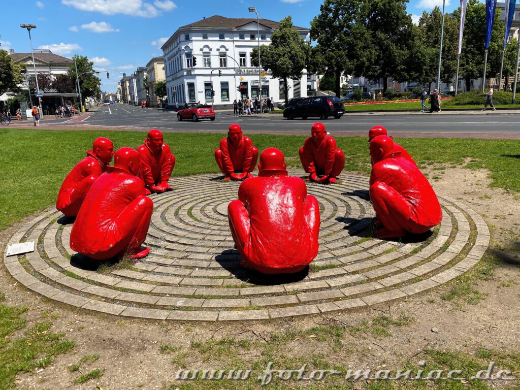 Beim Bummel durchs beschauliche Bamberg fotografiert - 7 rote Plastiken hocken auf einem Platz im Kreis