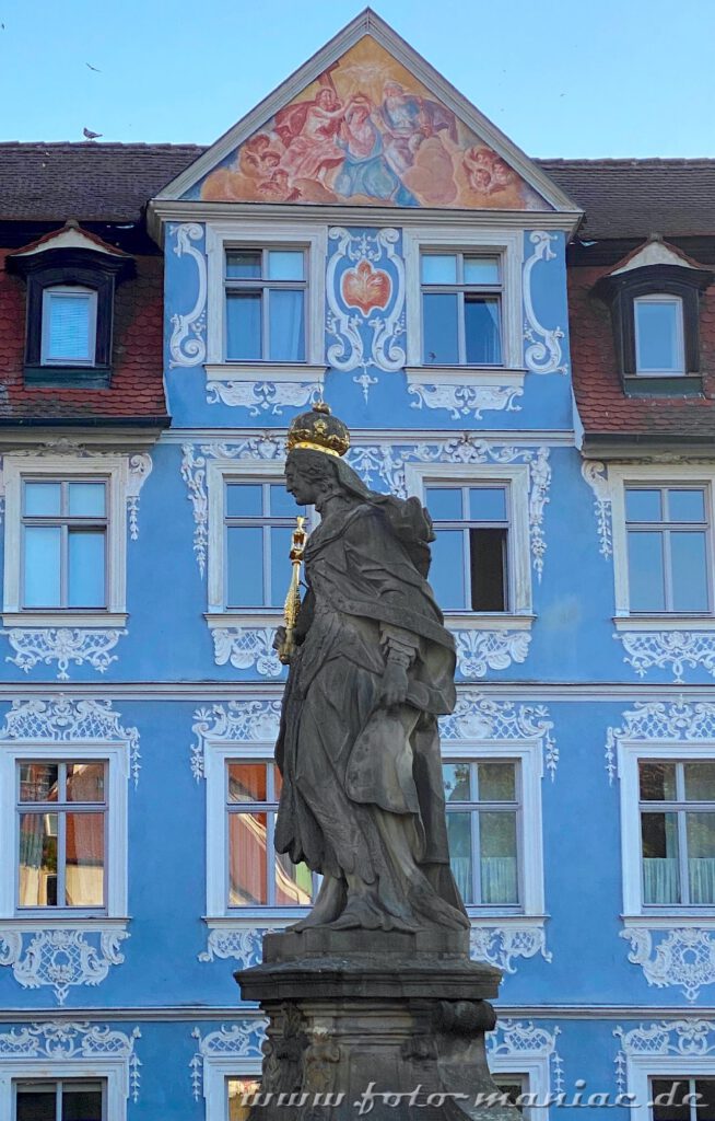Beim Bummel durchs beschauliche Bamberg grüßt auf einer Brücke diese Skulptur 