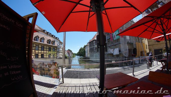 Rote Sonnenschirme auf der Terrasse des Cafés Eckert