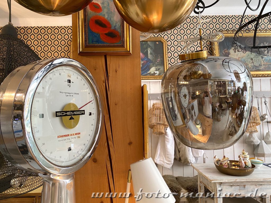Eine Waage spiegelt sich in einer Silberkugel im Café Zuckerstück. Hier kann man nach einem Bummel durchs beschauliche Bamberg einkehren in Bamberg 