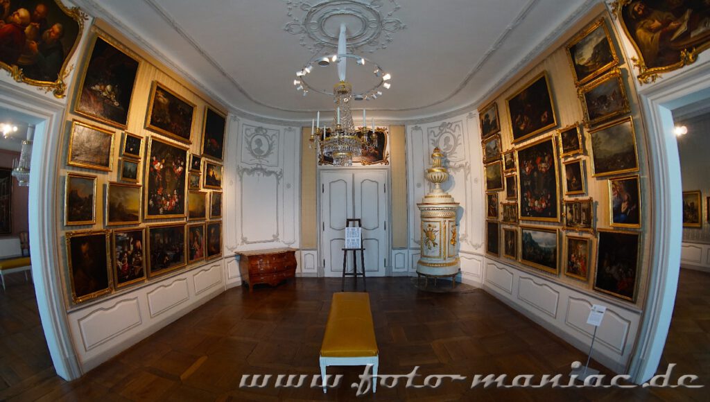 Bummel durchs beschauliche Bamberg - die Wände in einem Ausstellungsraum in der Neuen Residenz hängen voller Bilder