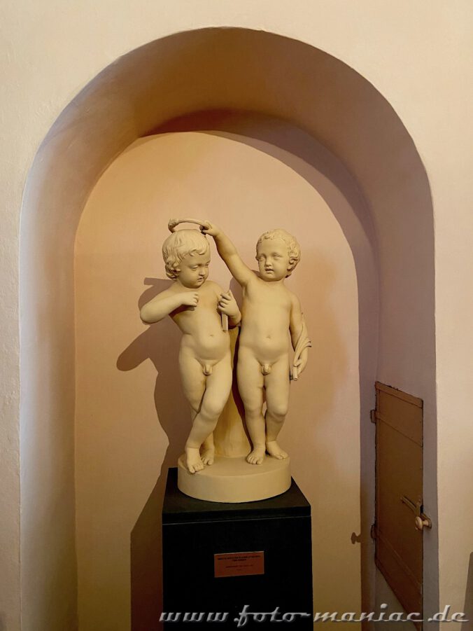 Zwei Kinder als Skulptur