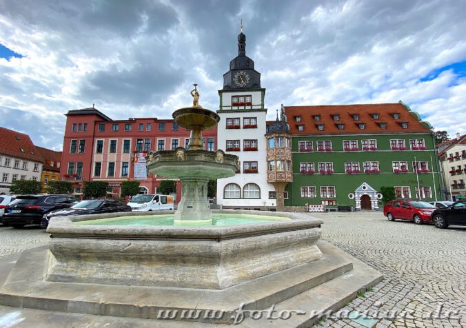 Rathaus von Rudolstadt mit Brunnen