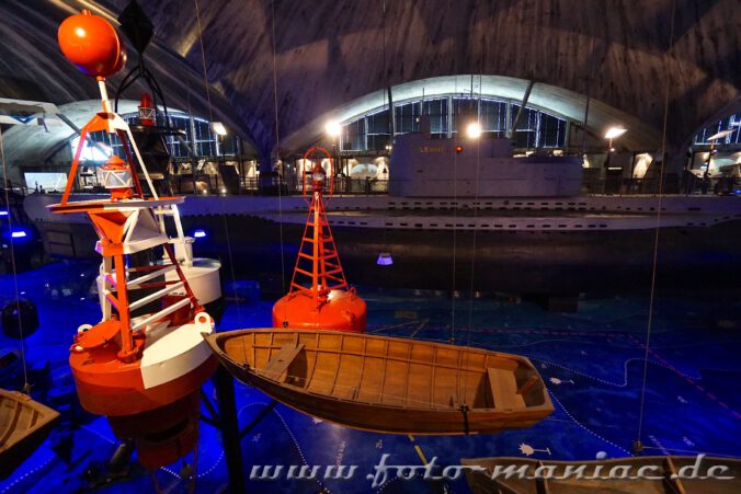U-Boot Lembit hinter Booten und Seezeichen im Meereskundemuseum in Tallinn