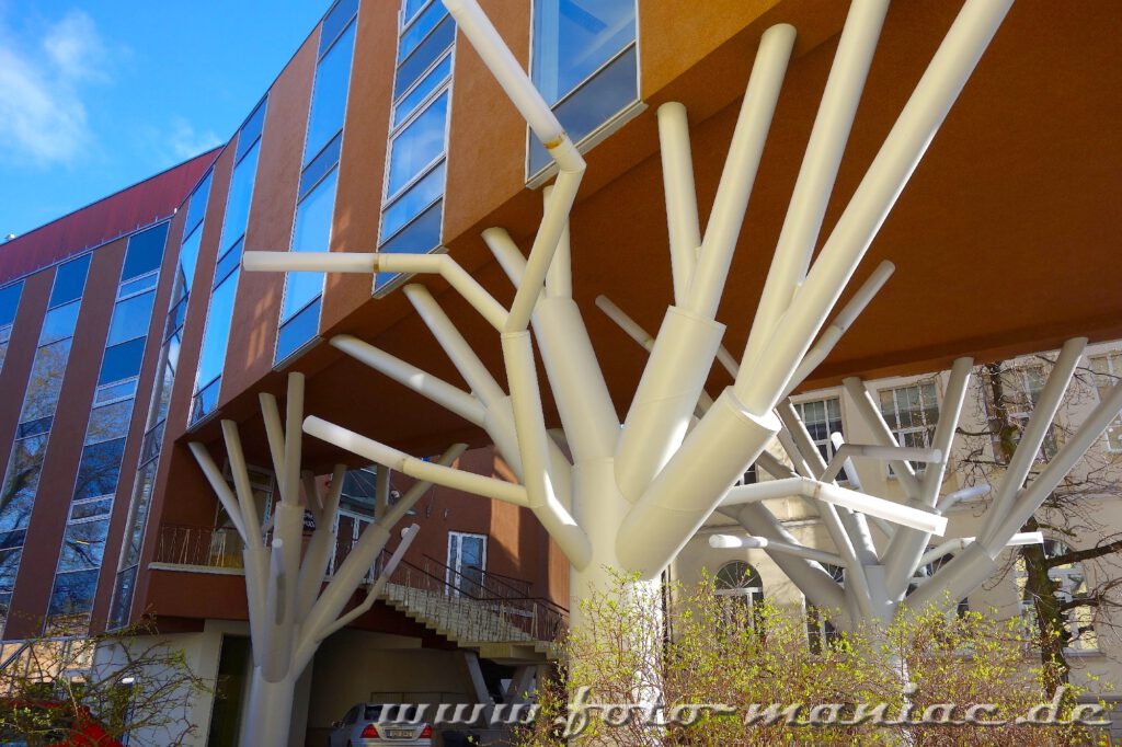 Sehenswert in Tallinn - Den Ästen eines Baumes nachempfundene Stützen eines Hauses