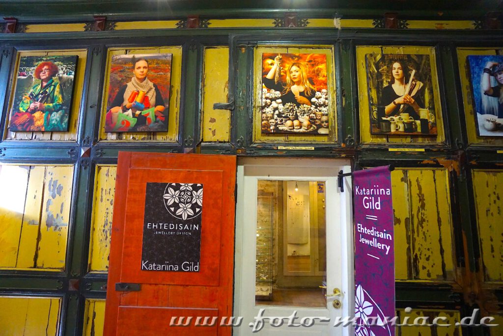 Sehenswert in Tallinn - Bilder am Eingang einer Galerie