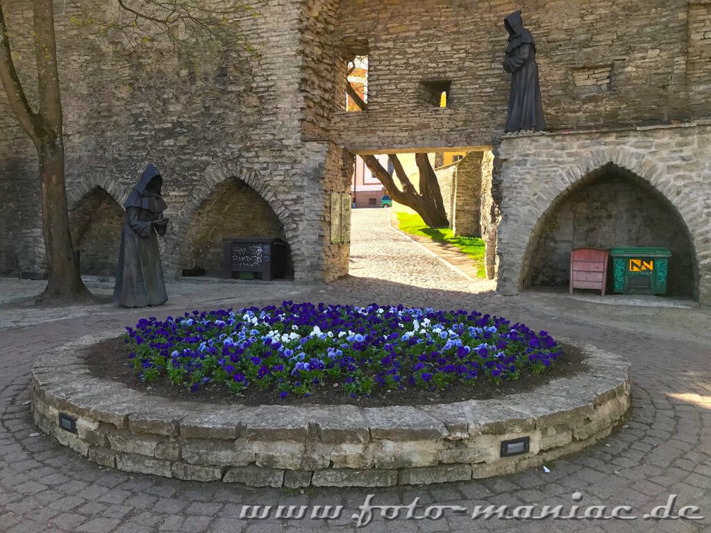 Zwei Mönche in der Burg Tallinn