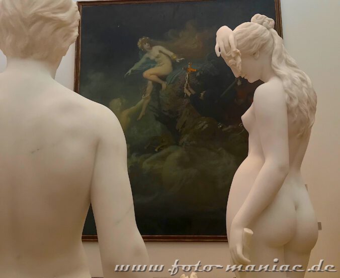 Skulpturenpaar vor einem Gemälde