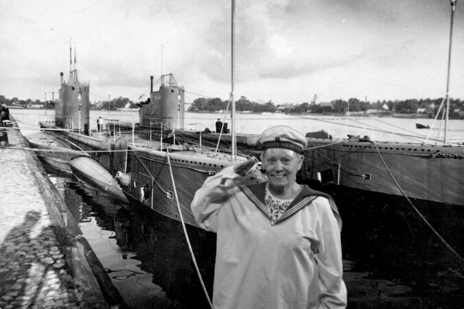 Salutieren fürs Foto im Meereskundemuseum in Lennusadam in Tallinn