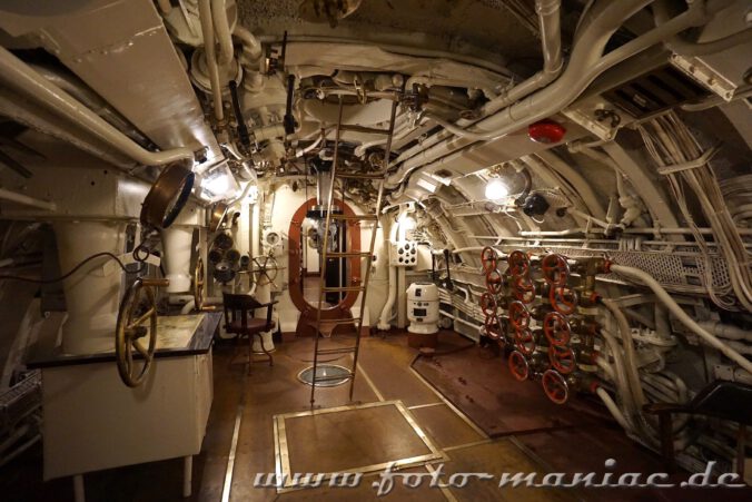 Überall Rohre und Ventile im U-Boot Lembit