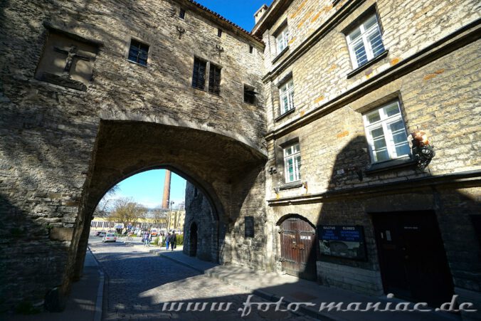 Immer wieder stößt man in der Altstadt von Tallinn auf die Stadtmauer