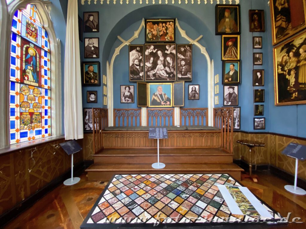 Altar; Gemälde und Glasgemälde im Gotischen Haus