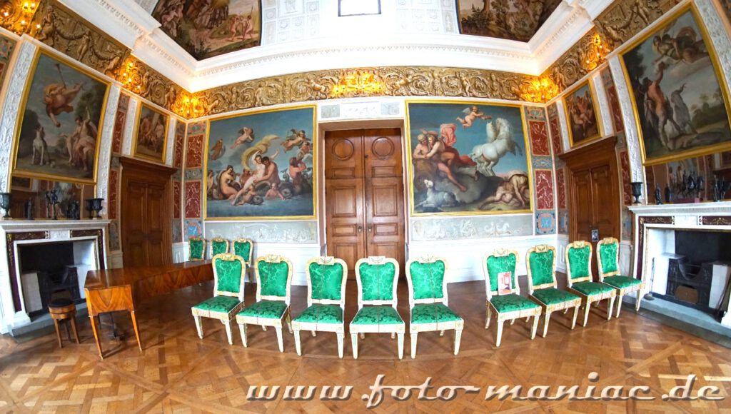 Der große Saal mit einer Scheintür an der Schmalseite im Schloss des idyllischen Wörlitzer Parks