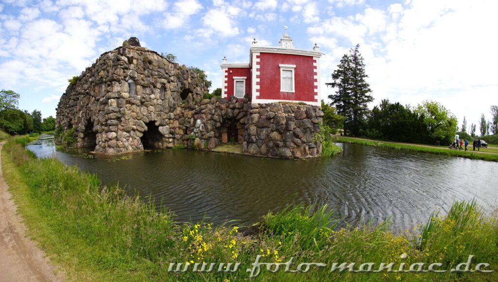Die rote Villa Hamilton steht auf künstlicher Insel Stein im idyllischen Wörlitzer Park