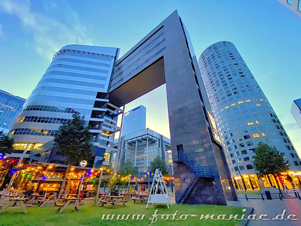 Rotterdams verrückte Architektur zeigt sich mit vielen Durchbrüchen