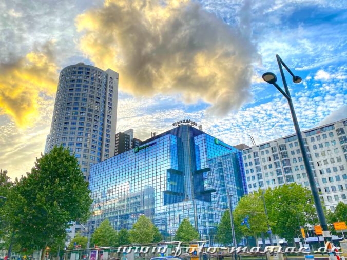 Eine Ecke des Glasgebäude wurde "angeknabbert", das bringt Abwechslung in Rotterdams Architektur