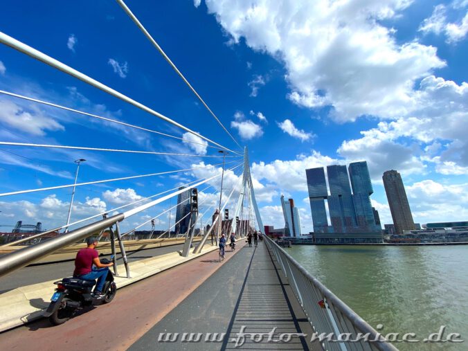 Rad- und Motorradfahrer auf der Erasmusbrücke in Rotterdam