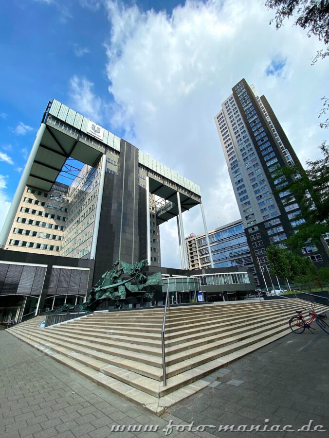 Die obere Etage des Gebäudes scheint in der Luft zu schweben - die Rotterdamer Architektur zeigt sich ideenreich