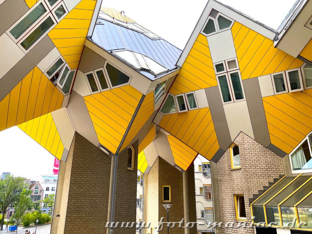Rotterdams verrückte Kubushäuser in strahlendem Gelb