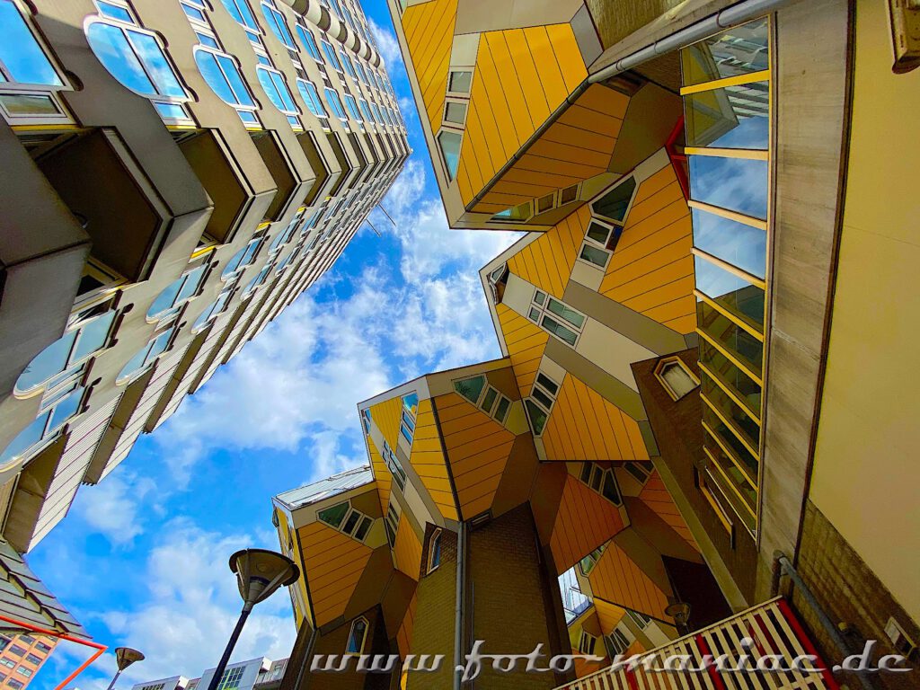 Blaaktower und Rotterdams gelbe Kubushäuser scheinen zu verschmelzen