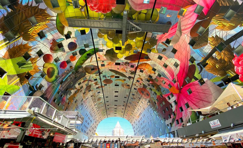 Ein Beispiel für Rotterdams verrückte Architektur ist die bunte Markthalle