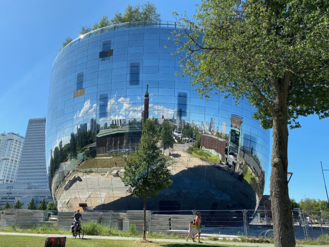 Wie ein gigantischer Spiegel - das im Bau befindliche Beuningen-Museum ist ein Highlight von Rotterdams Architektur