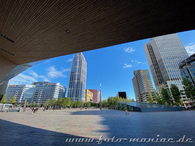 Blick auf den Bahnhofsvorplatz - hier kriegt man den ersten Eindruck von Rotterdams Architektur