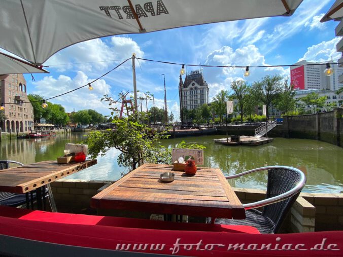 Blick von einem Café auf das Weiße Haus von Rotterdam