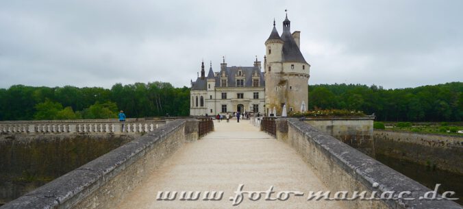 Von dicken Mauern flankierter Weg zum idyllischen Chateau Chenonceau