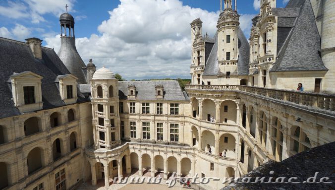 Blick aus die nach außen geöffnete Wendeltreppe vom majestätischen Chateau Chambord