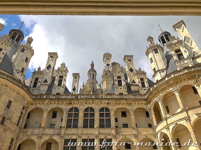 Wie Schachfiguren muten die Türmchen und Kamine des majestätischen Chateaus Chambord an