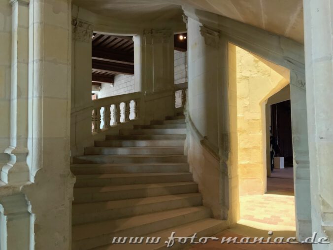 Aufstieg auf der doppelläufigen Treppe im majestätischen Chateau Chambord