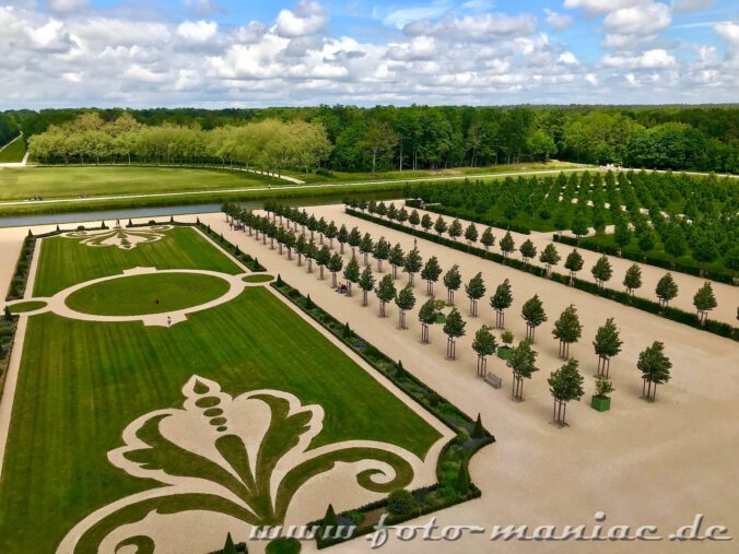 Akribisch angelegter Garten vom majestätischen Chateau Chambord