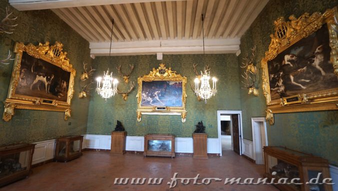 Gemälde mit Jagdszenen schmücken die Wände in einem Gemach von Chateau Chambord