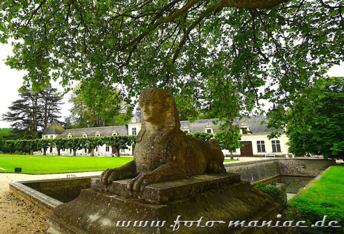 Sphinx am Wassergraben im idyllischen Chateau Chenonceau