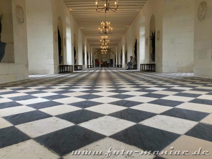 Schwarz-weißgefließter Boden der Galerie im idyllischen Chateau Chenonceau