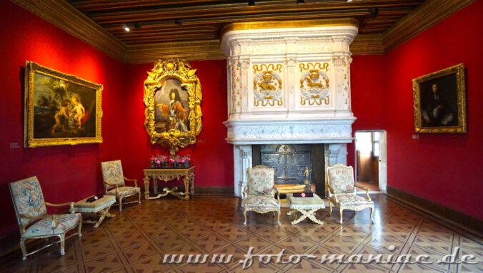 Renaissance-Sitzmöbel am Kamin im idyllischen Chateau Chenonceau