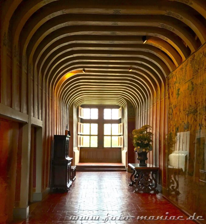 Treppenhaus mit gewölbter Holzdecke im idyllischen Chateau Chenonceau
